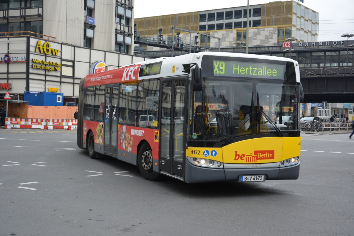 B-V 4172 fährt am 14.03.2015 auf der Linie X9 zur Hertzallee. Aufgenommen wurde ein Solaris Urbino 18 der BVG / Berlin Hardenbergplatz. 