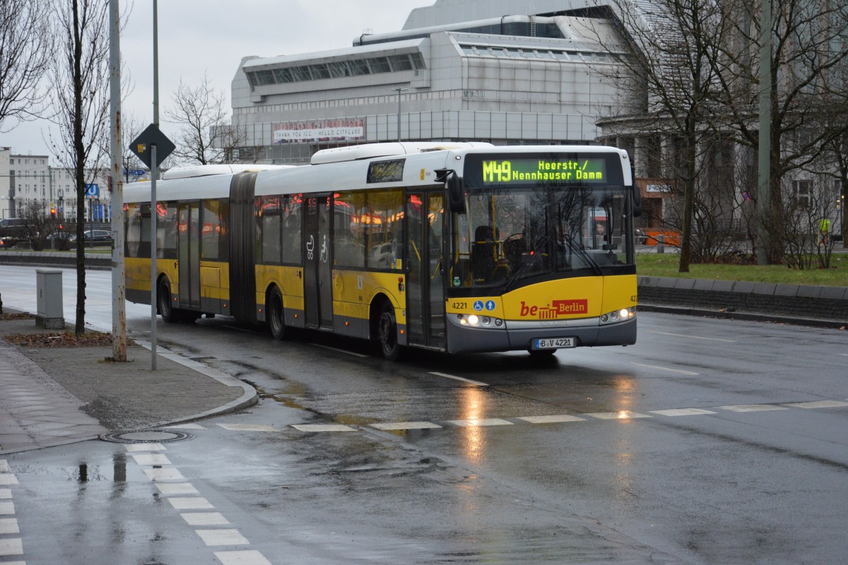 B-V 4221 fährt am 02.01.2015 auf der Linie M49 Richtung Spandau. Aufgenommen wurde ein Solaris Urbino 18, Berlin ZOB.