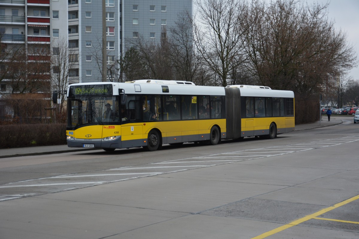 B-V 4268 (Solaris Urbino 18) fährt am 17.01.2015 auf der Linie X54. Aufgenommen am S-Bahnhof Marzahn.
