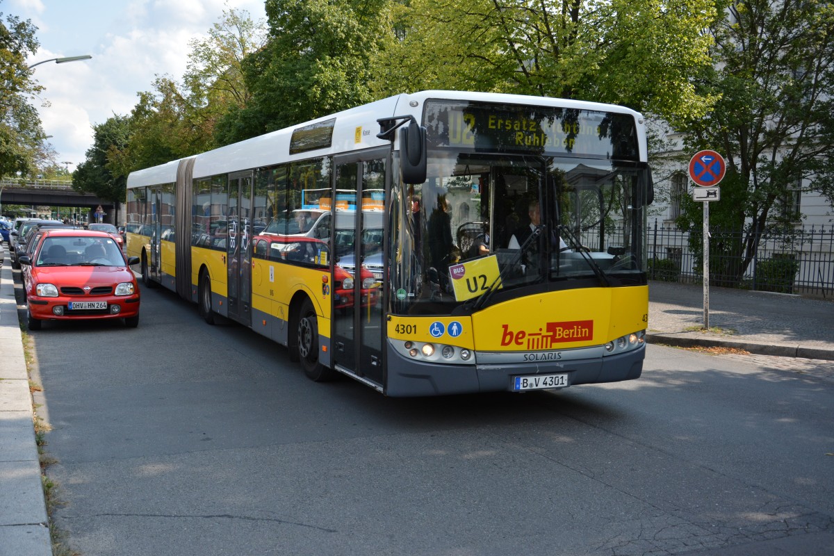 B-V 4301 fhrt am 21.08.2014 auf SEV fr die U2. Aufgenommen wurde ein Solaris Urbino 18 , Hertzallee Berlin.