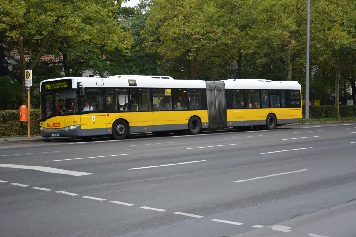B-V 4398 fhrt am 26.09.2014 auf der Linie M49 nach Berlin Zoologischer Garten. Aufgenommen wurde Solaris Urbino 18, Flatowalle.
