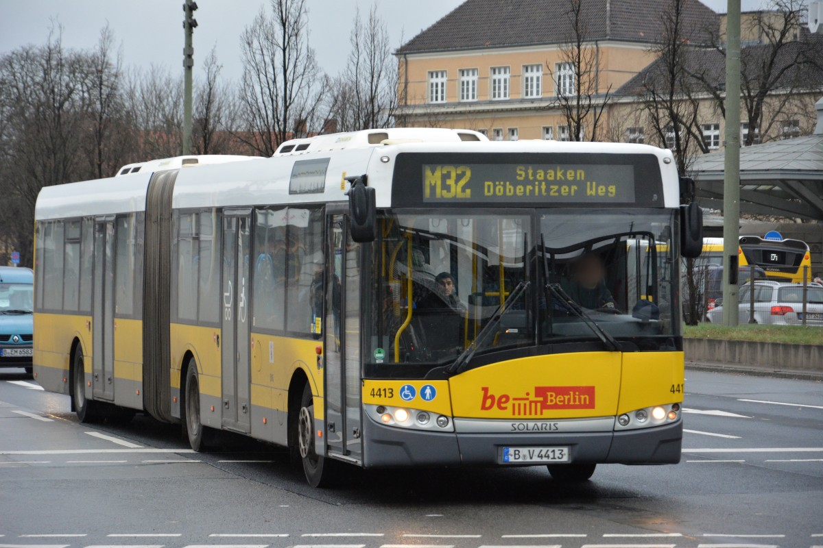 B-V 4413 (Solaris Urbino 18) ist am 11.01.2015 unterwegs auf der Linie M32. Aufgenommen am Rathaus Spandau.
