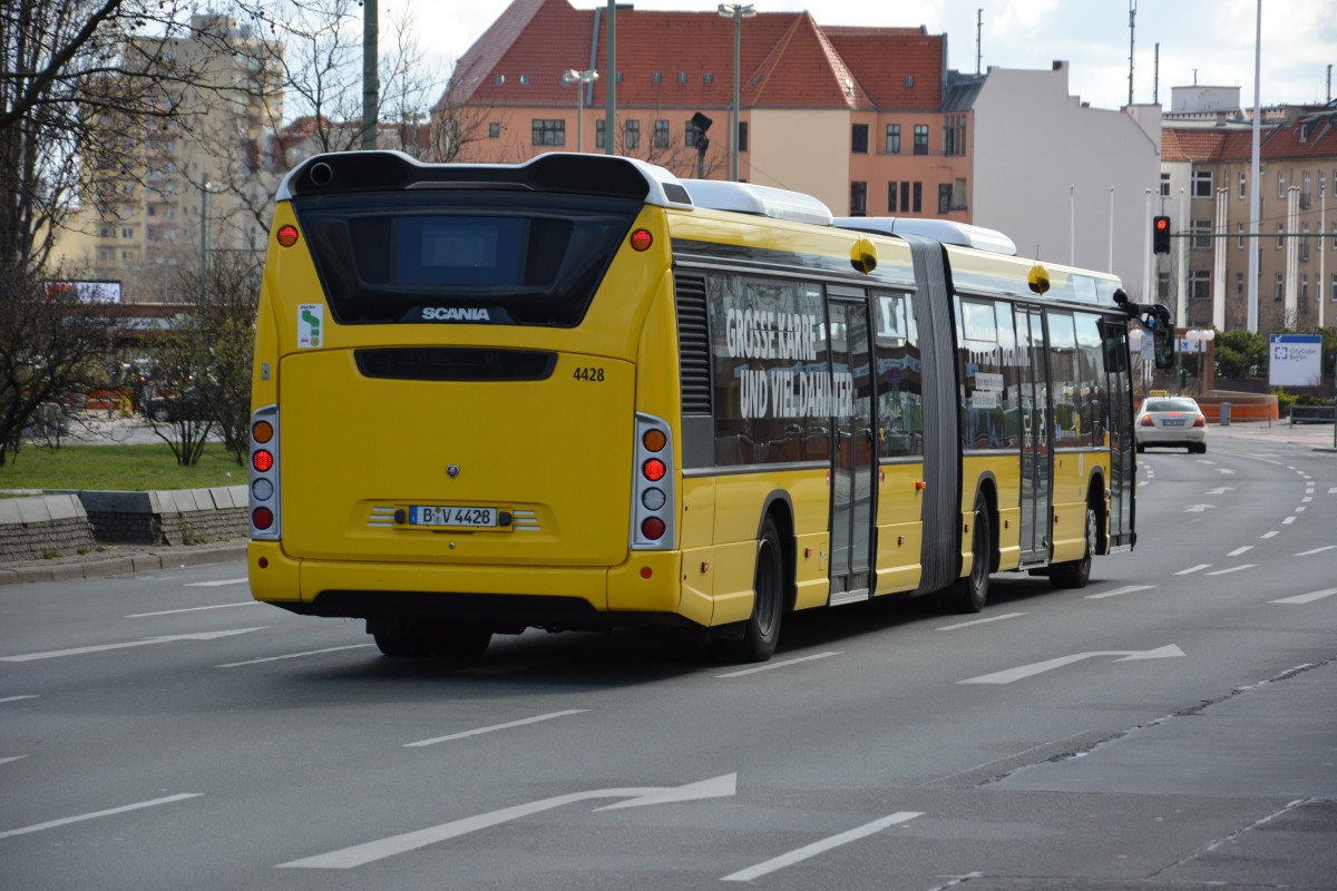 B-V 4428 (Scania Citywide) fährt am 06.04.2015 Richtung Berlin Zoologischer Garten. Aufgenommen an der Masurenallee. 