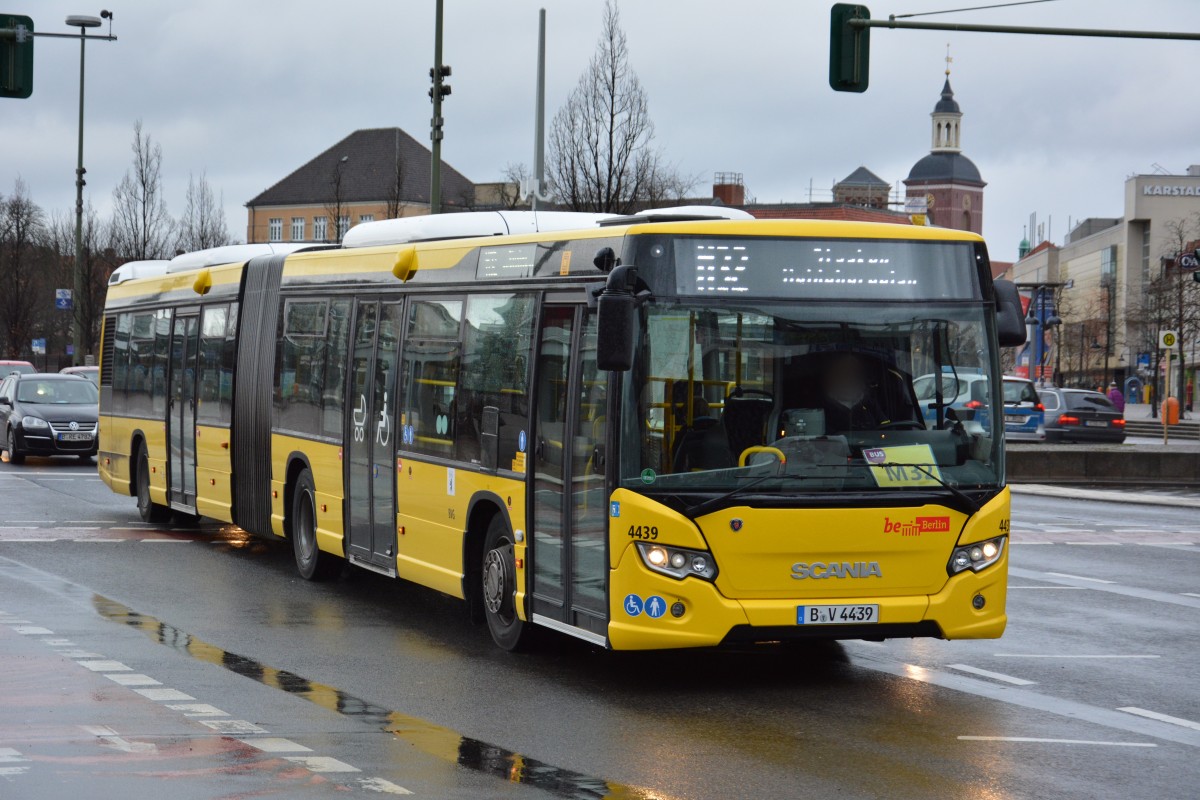 B-V 4439 (Scania Citywide) ist am 11.01.2015 unterwegs auf der Linie M32. Aufgenommen am Rathaus Spandau.
