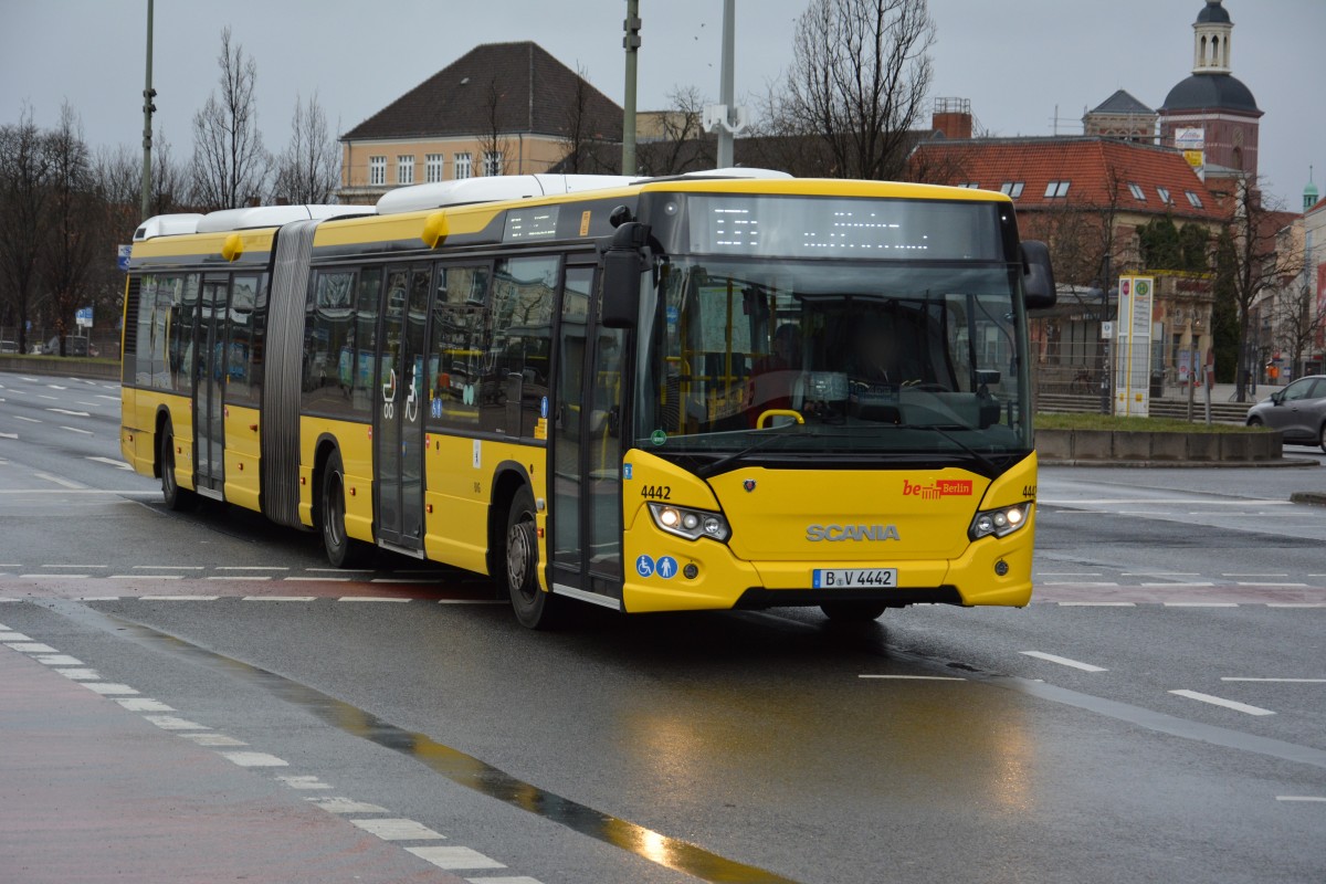 B-V 4442 (Scania Citywide) ist am 11.01.2015 unterwegs auf der Linie 134. Aufgenommen am Rathaus Spandau. 