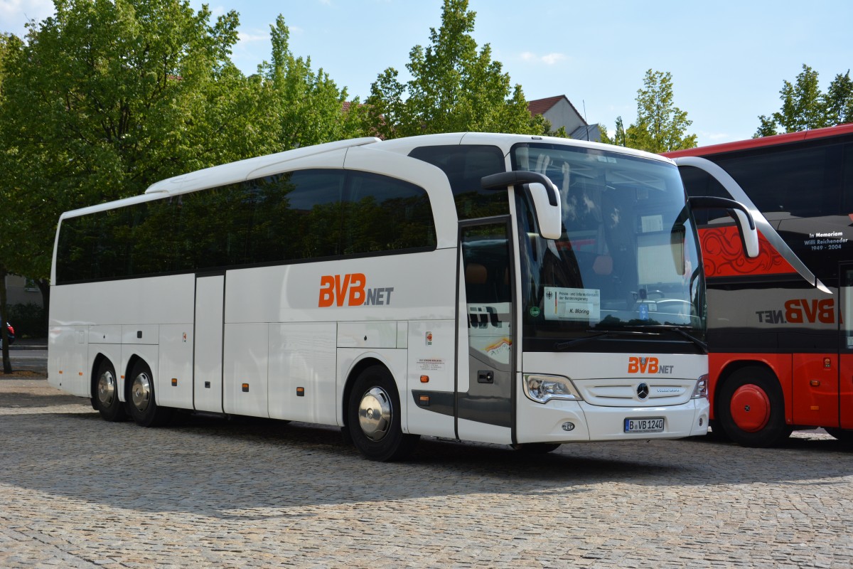B-VB 1240 steht am 23.07.2014 auf dem Bassinplatz in Potsdam. Aufgenommen wurde ein Mercedes Benz Travego.