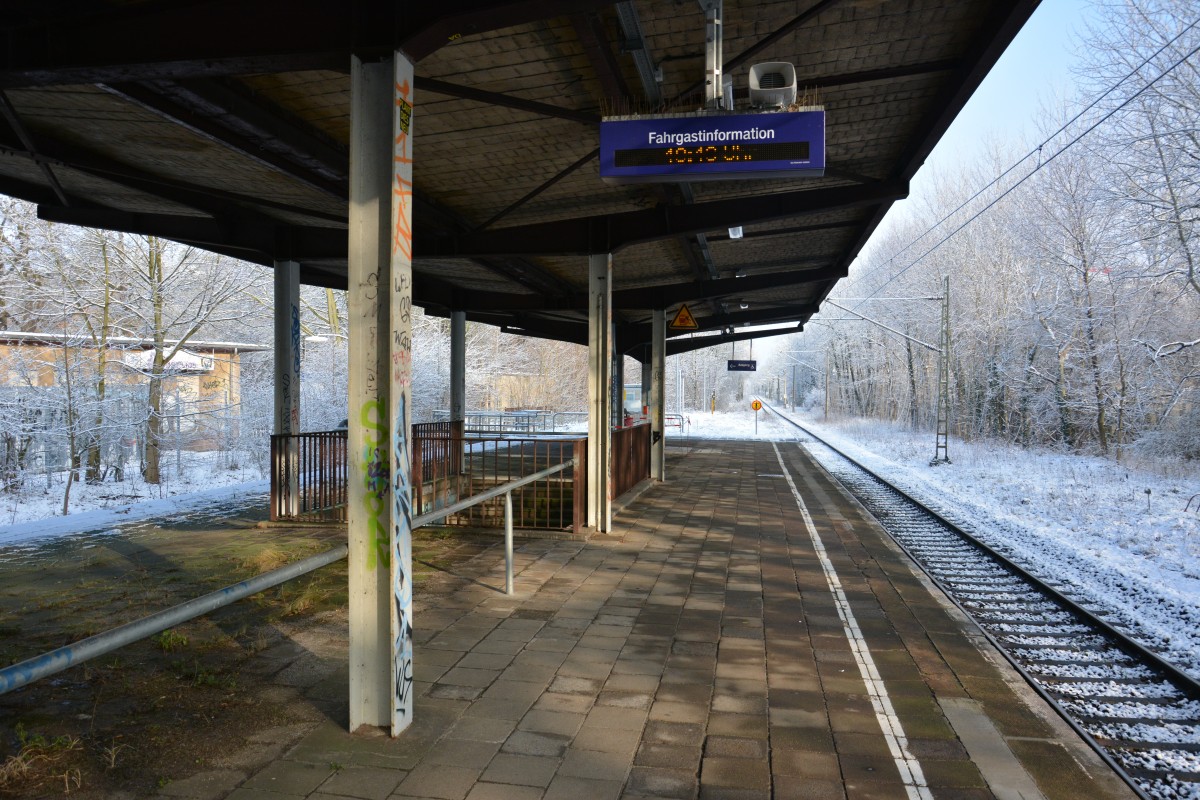 Bahnhof Potsdam Pirschheide unterer Bahnhof am 31.01.2015. Seine besten Zeiten sowie die Zeit als Hauptbahnhof von Potsdam ist schon sehr lange her.
