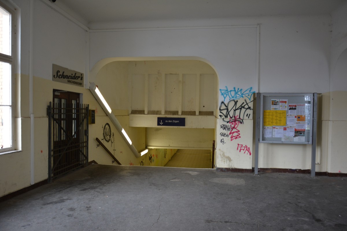 Bahnhofshalle mit Unterführung zu den Gleisen. Aufgenommen am 07.02.2015.