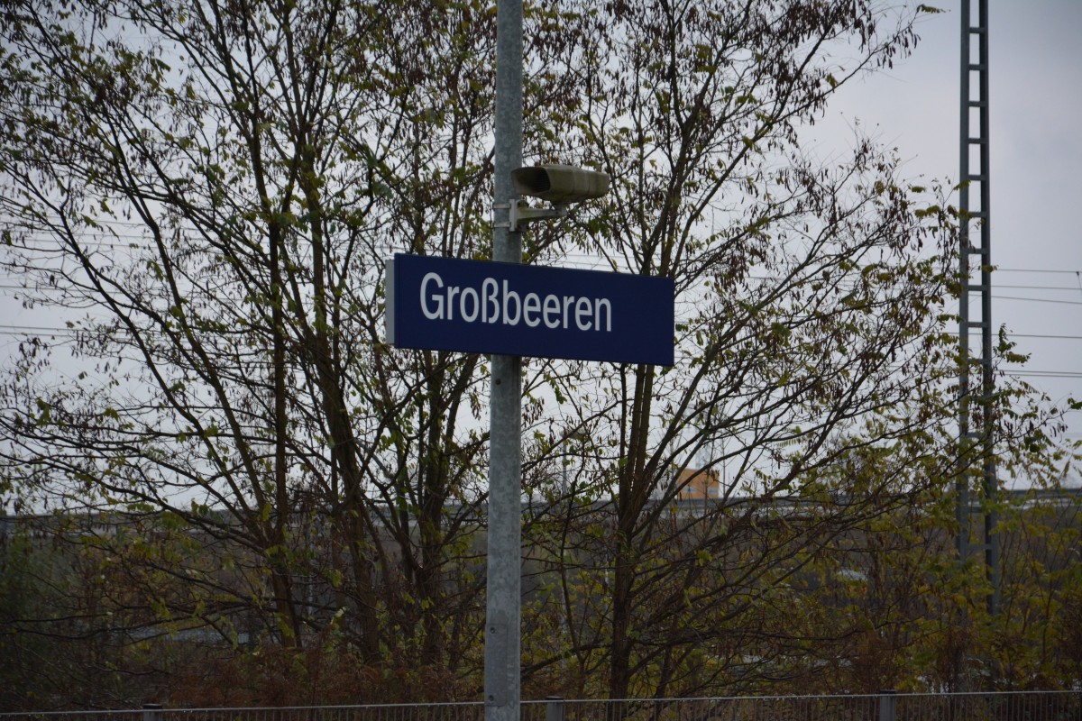 Bahnhofsschild Grobeeren am 19.11.2014.