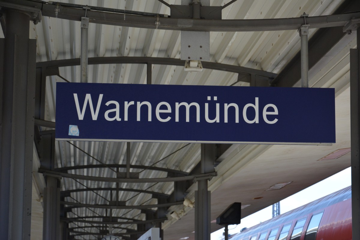 Bahnhofsschild Rostock Warnemünde. Aufgenommen am 03.04.2015.