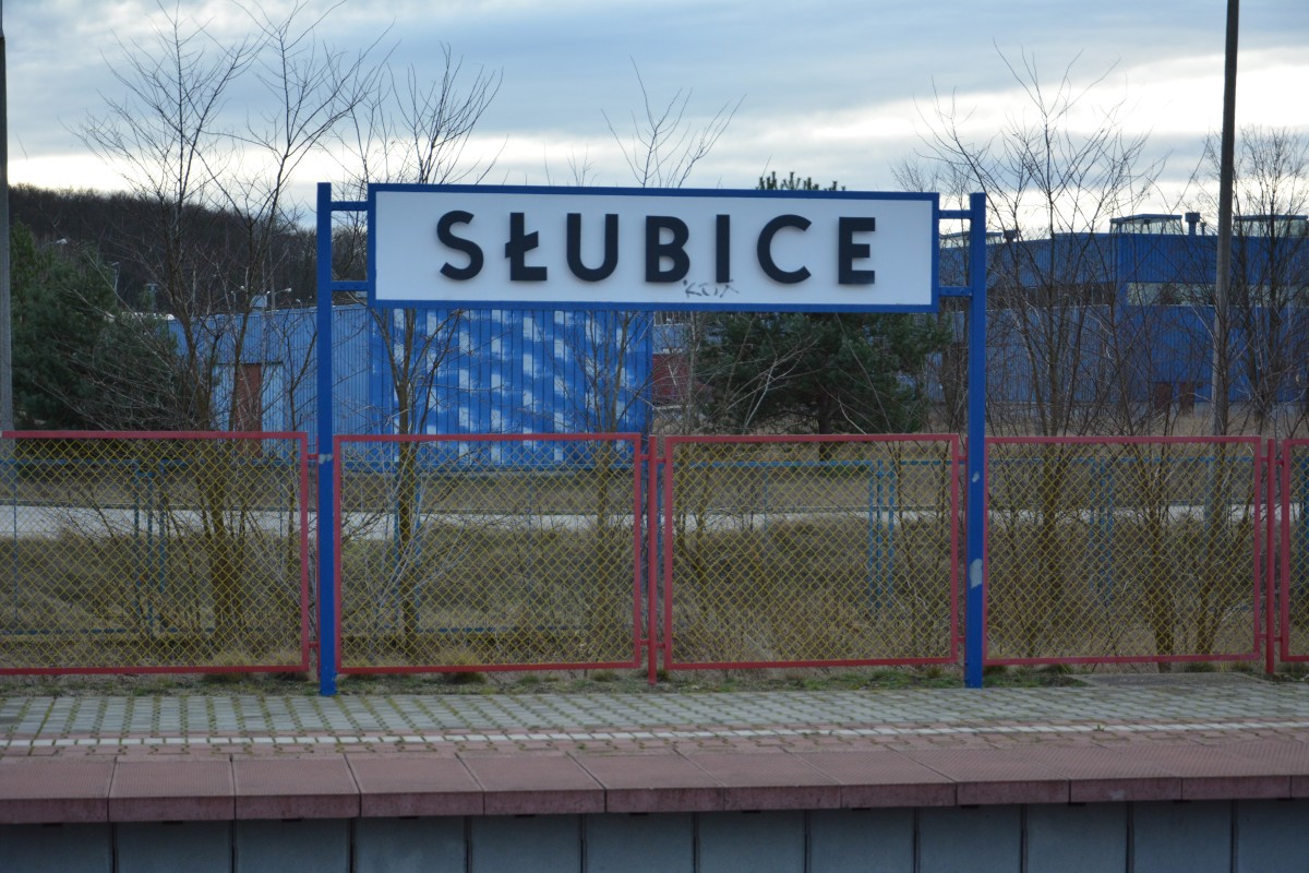 Bahnhofsschild von Slubice. Aufgenommen am 13.01.2015.