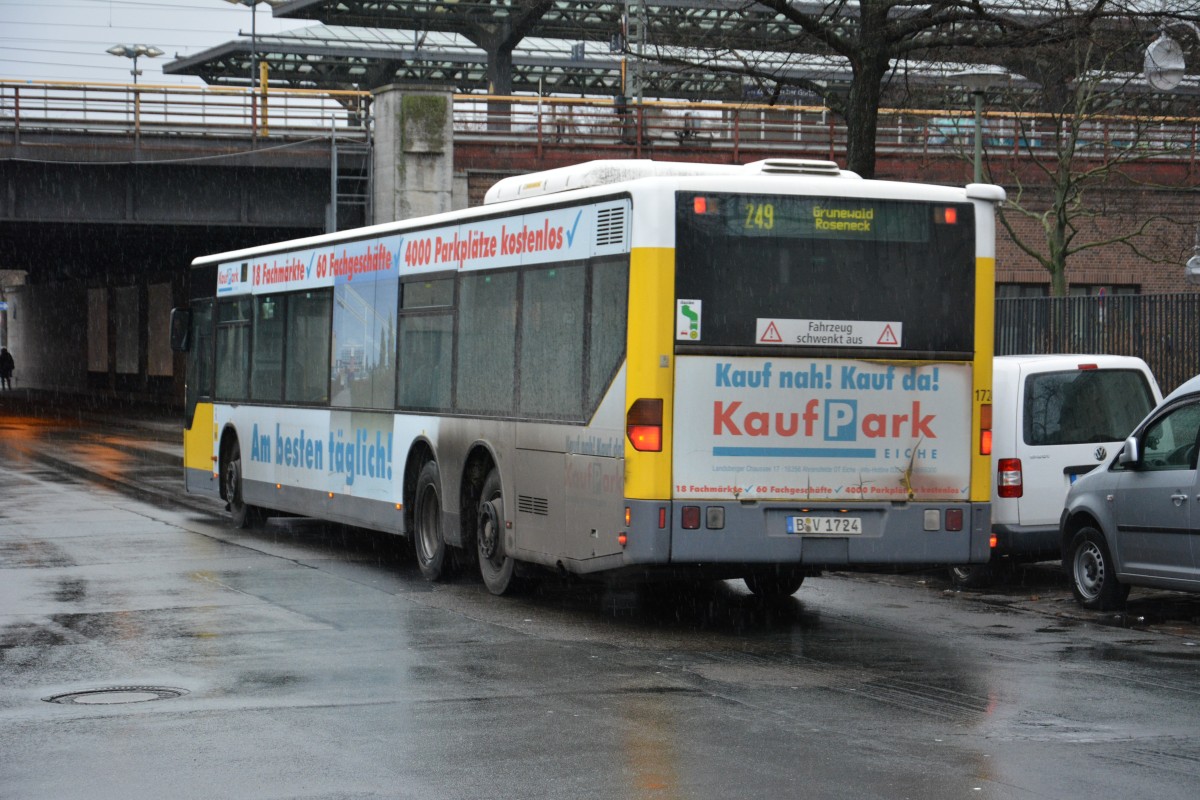 Bei Regen fährt dieser Mercedes Benz Citaro L mit dem Kennzeichen B-V 1724 auf der Linie 249 nach Grunewald. Aufgenommen am 24.12.2014, Berlin Hertzallee.