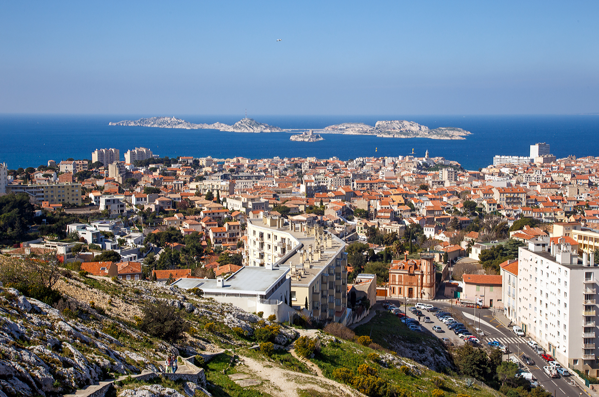
Bei der Wallfahrtskirche Notre-Dame de la Garde in Marseille hat man einen wundervolle Aussicht auf die Frioul-Inseln (französisch Archipel du Frioul) die vier Kilometer westlich liegen (hier am 26.03.2015). 

Pomègues (links), Ratonneau (rechts), dazwischen der Damm und davor (in der Miite) die Île d’If mit dem Château d’If. In dem damaligen Gefängnis Château d’If, spielen Teile des Romans  Der Graf von Monte Christo  von Alexandre Dumas.

