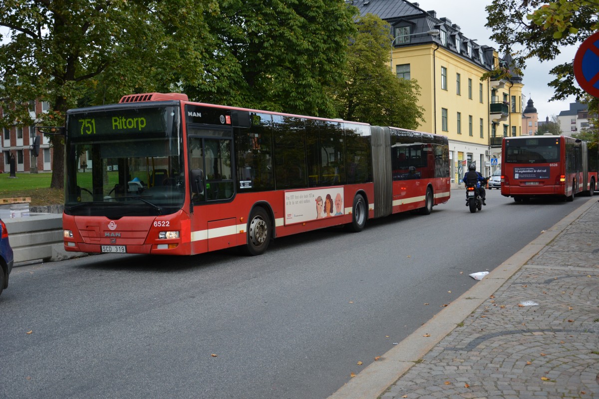 Bergab für SCD 319 (MAN Lion's City) fährt am 13.09.2014 auf der Linie 751 in Södertälje.