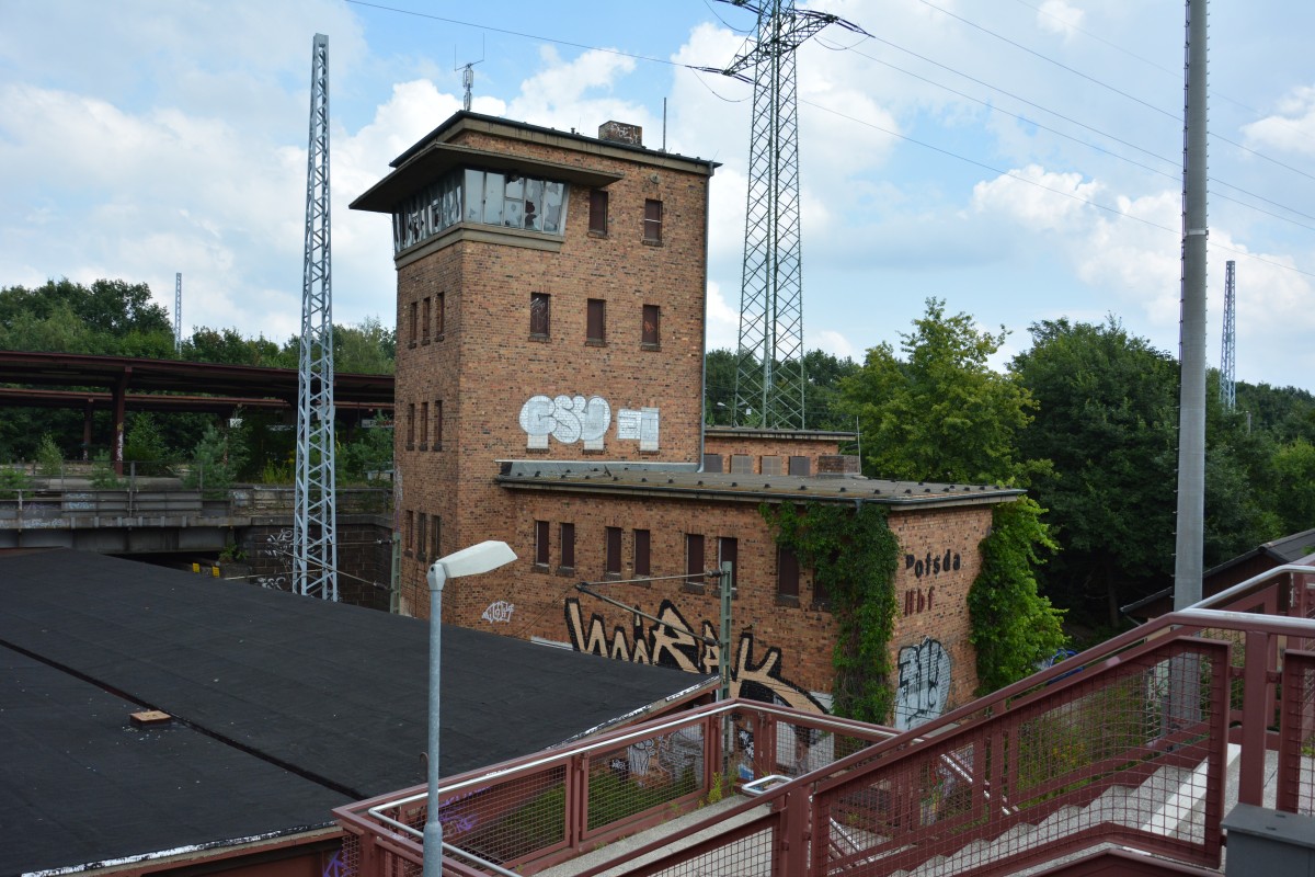 Blick auf das alte Stellwerk am Bahnhof Potsdam Pirschheide. 
