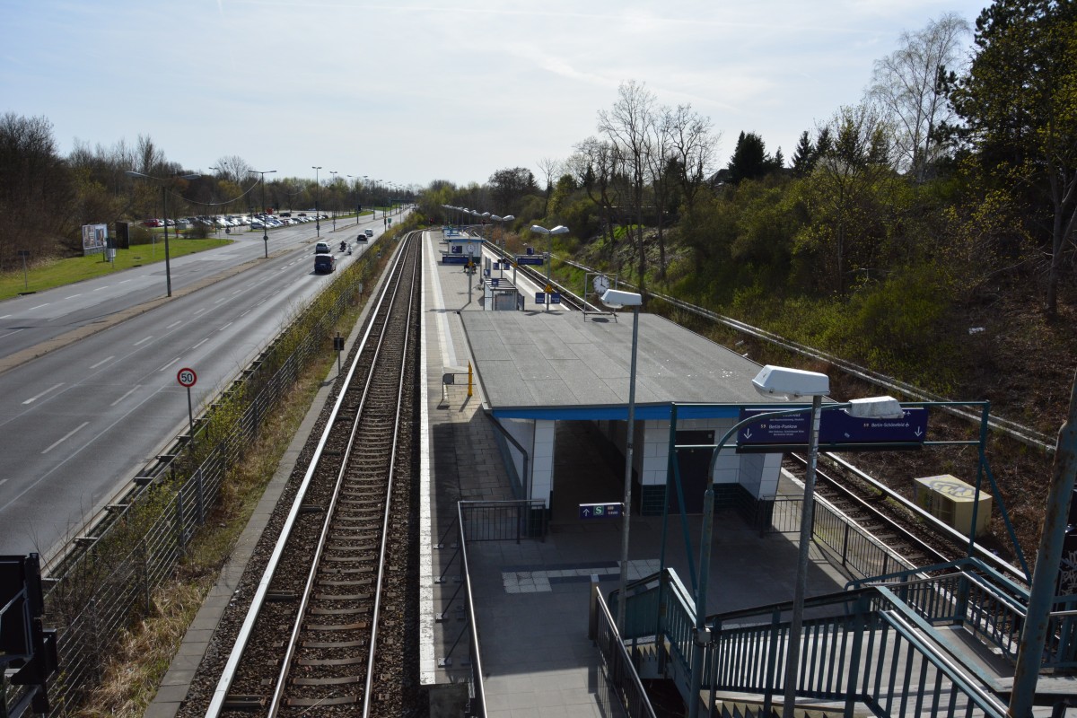 Blick auf den Bahnhof Altglienicke. Aufgenommen am 12.04.2015.
