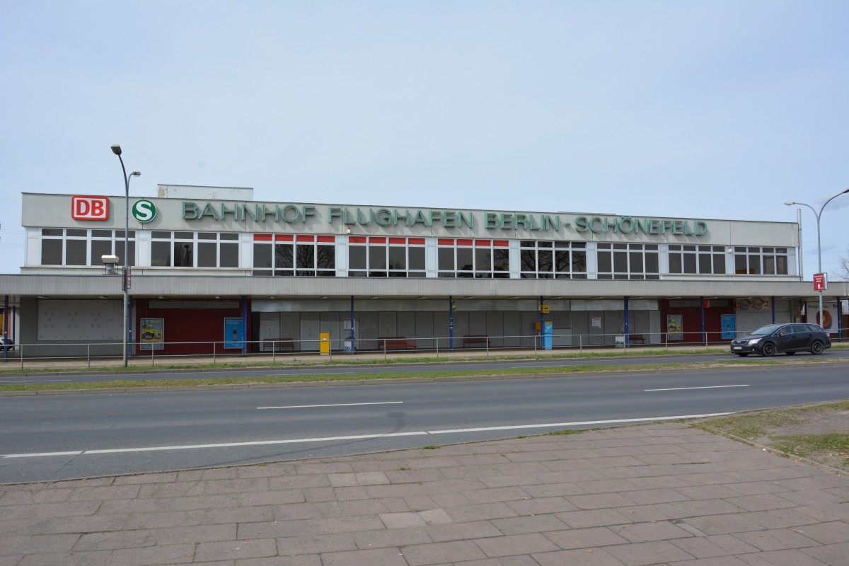 Blick auf das Bahnhofsgebäude Schönefeld Flughafen. Aufgenommen am 12.04.2015.