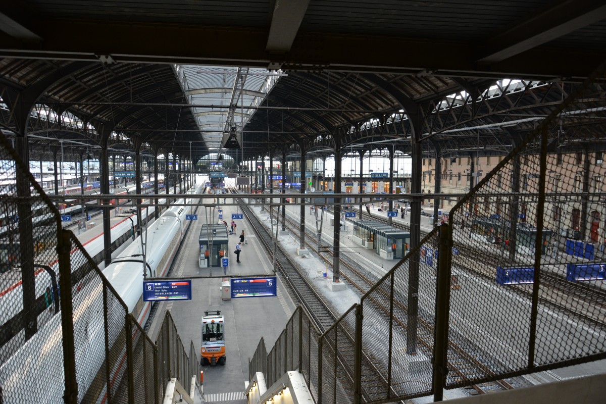 Blick auf die Bahnsteige im Bahnhof Basel SBB. Aufgenommen am 07.06.2015.