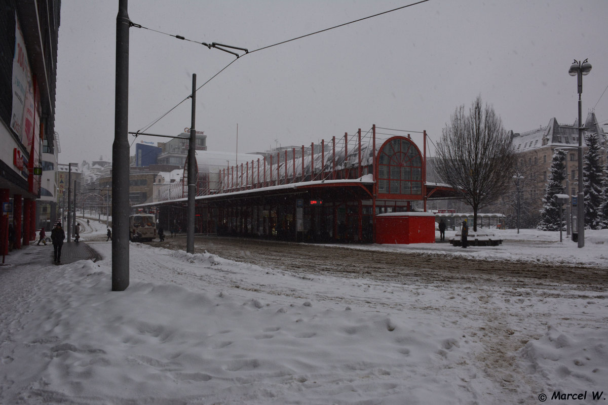 Blick auf das Bus Terminal an der Haltestelle Fügnerova in Liberec. Aufgenommen am 14.01.2017.