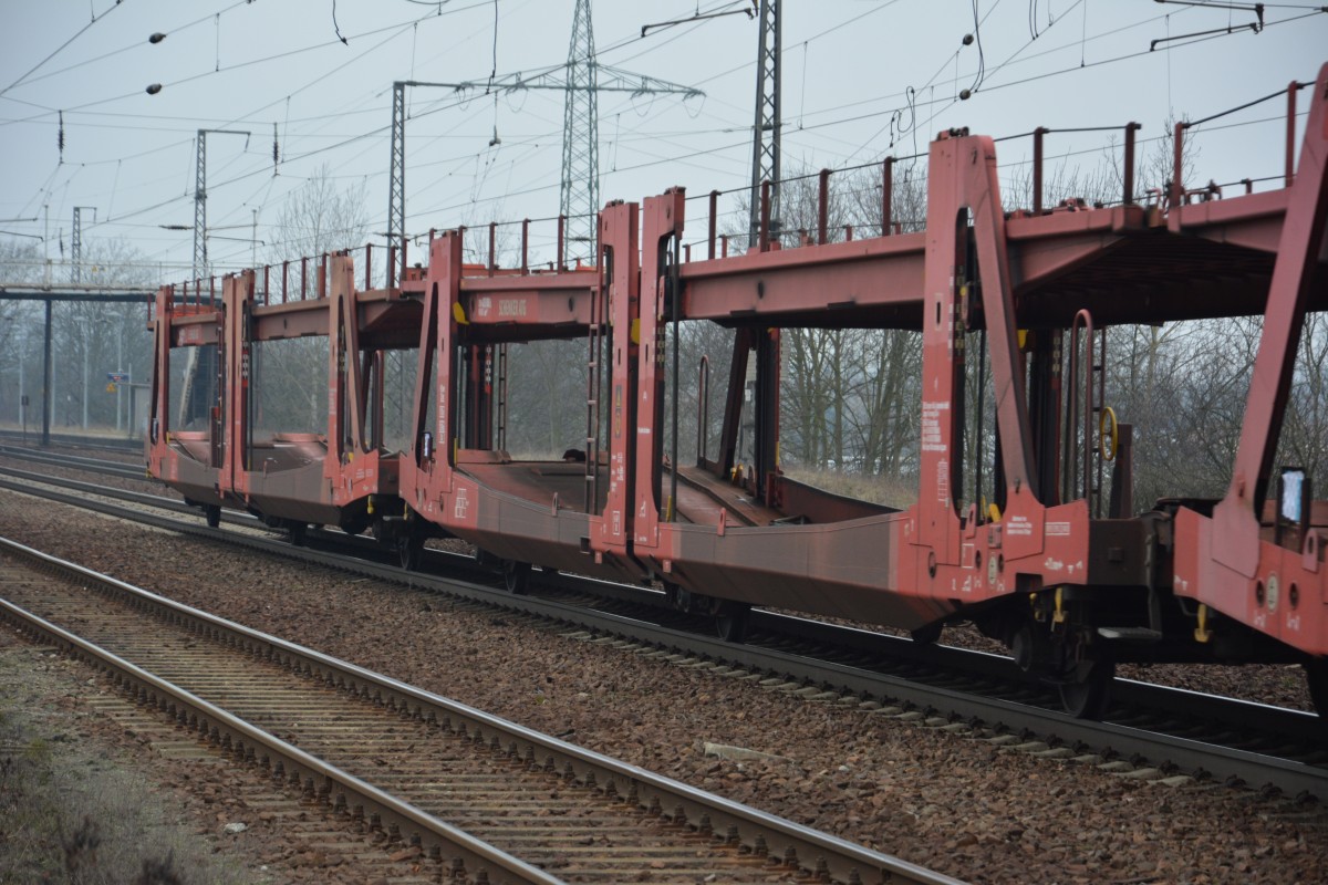 Blick auf diverse Autotransportwagen der DB Schenker AG. Aufgenommen in Saarmund am 12.02.2015.