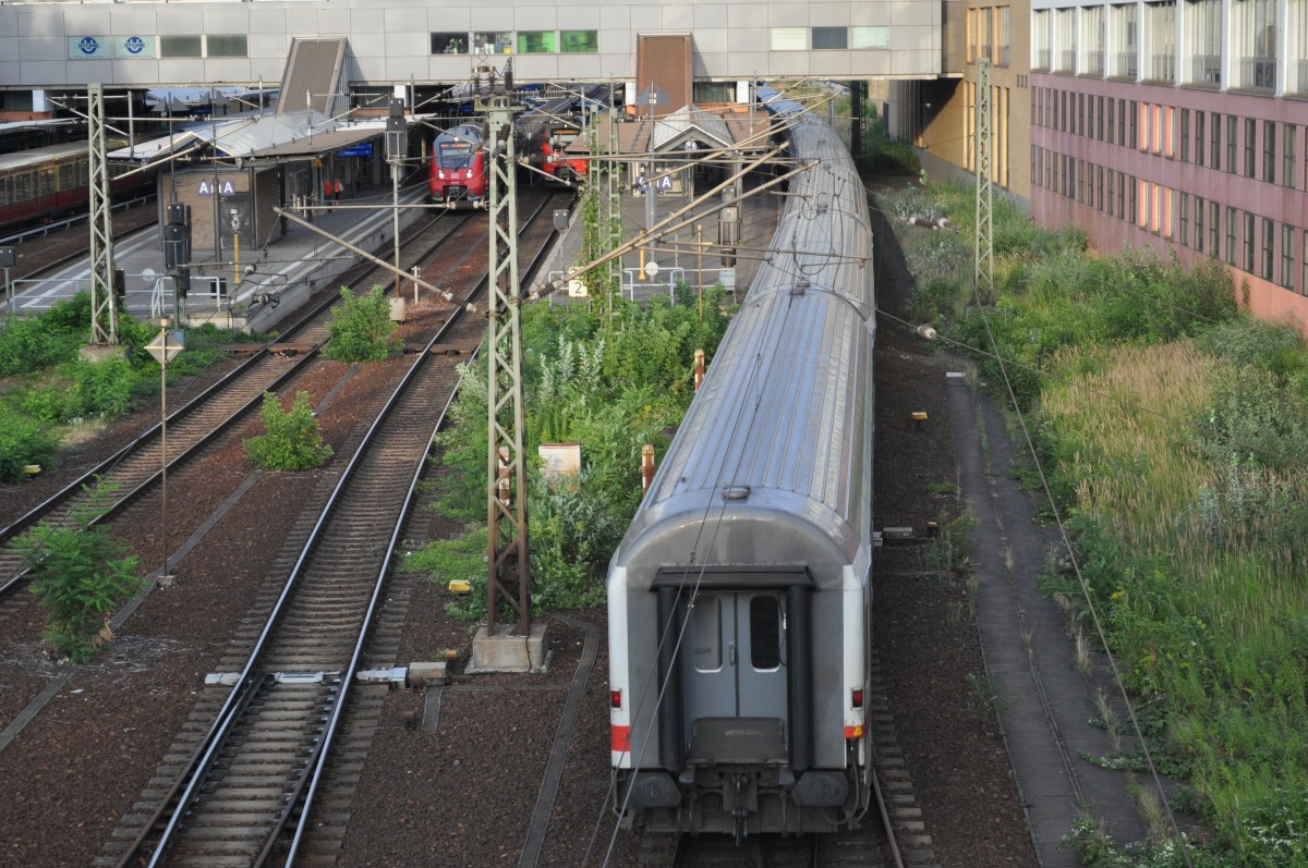Blick auf einen InterCity bei der Durchfahrt Potsdam Hauptbahnhof in Richtung Berlin. Aufgenommen am 08.08.2013.
