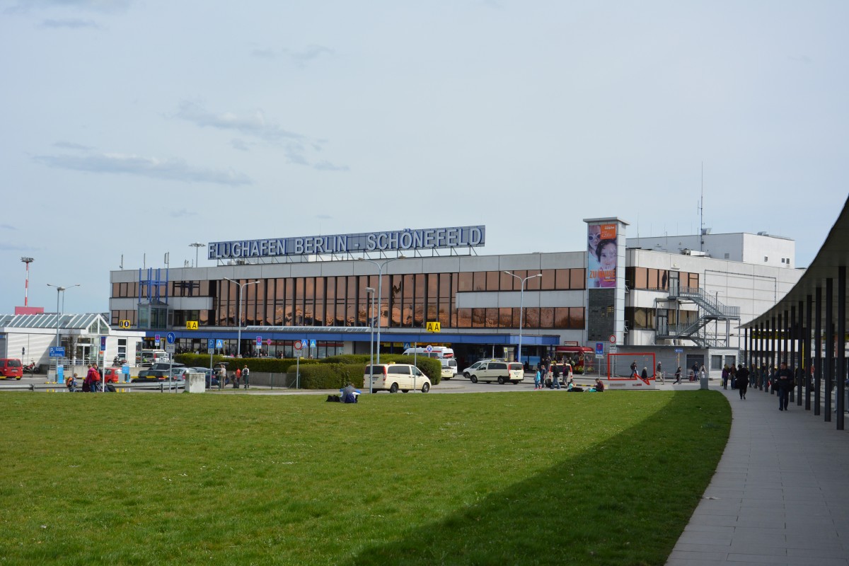 Blick auf das Flughafengebäude Schönefeld. Aufgenommen am 12.04.2015.