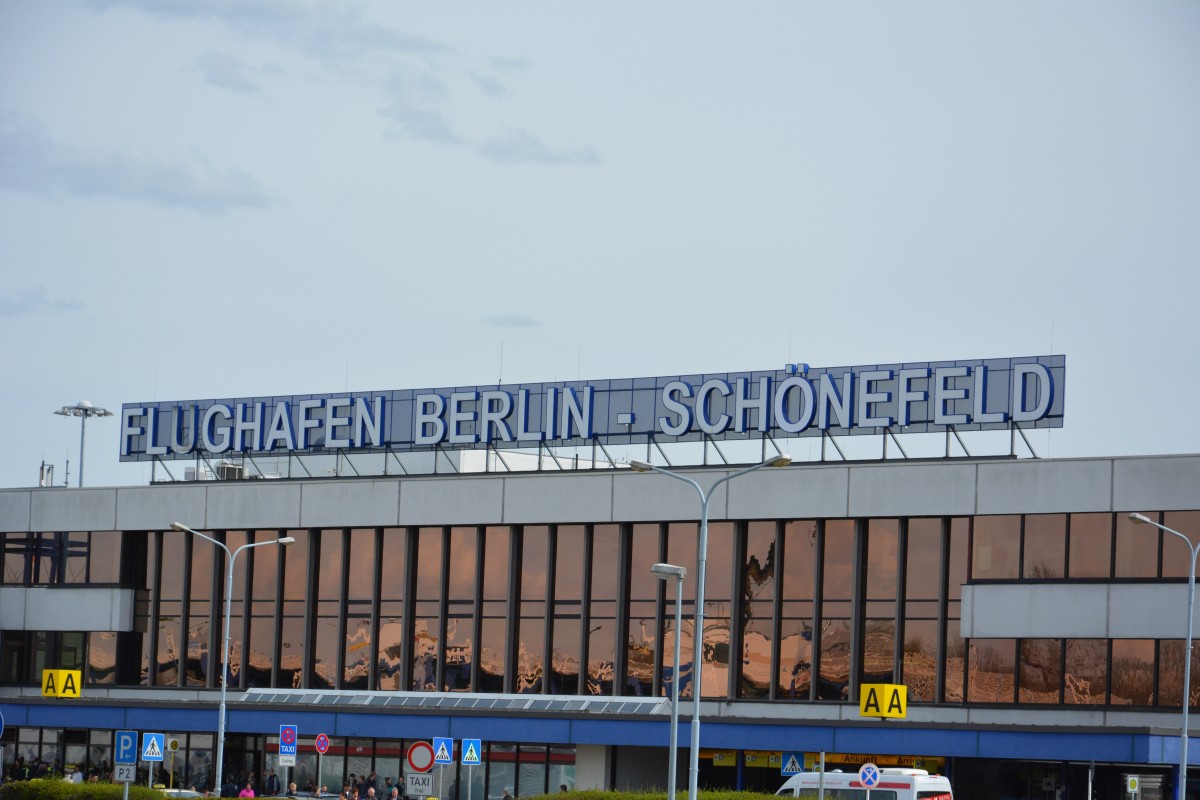 Blick auf das Flughafengebäude Schönefeld. Aufgenommen am 12.04.2015.