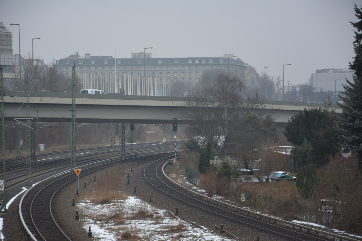 Blick auf die S-Bahn Strecke der Ringbahn in Berlin. Blick Richtung Messe Nord / Witzleben.