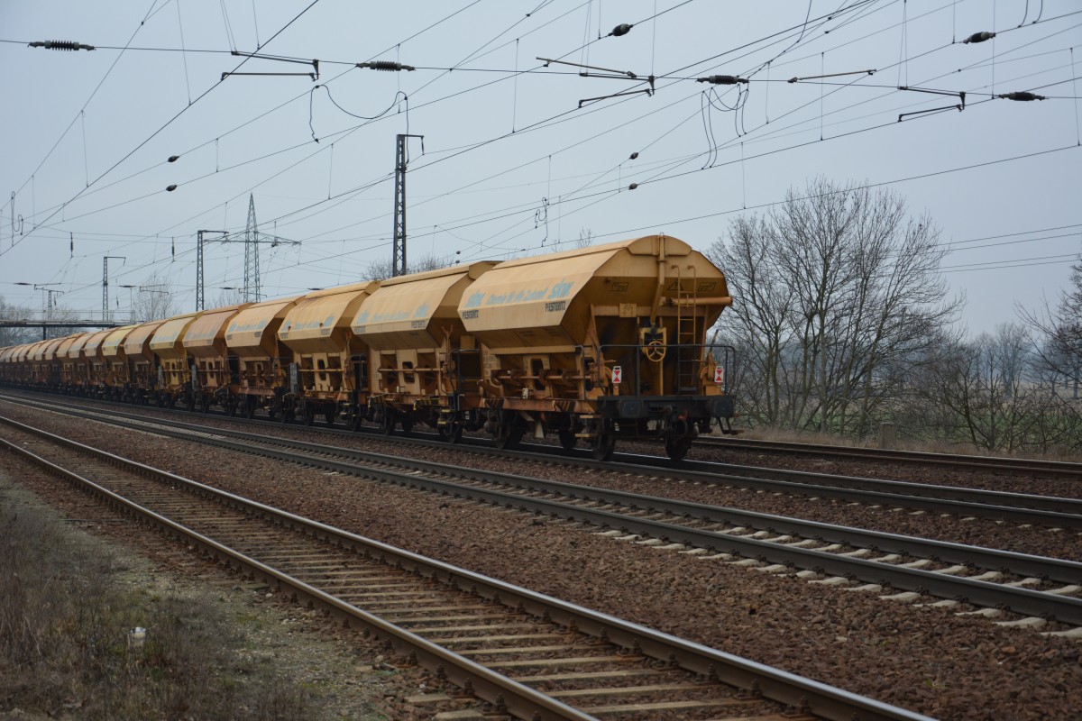 Blick auf den Zugschluss eines Güterzuges. Aufgenommen am 12.02.2015, Bahnhof Saarmund.
