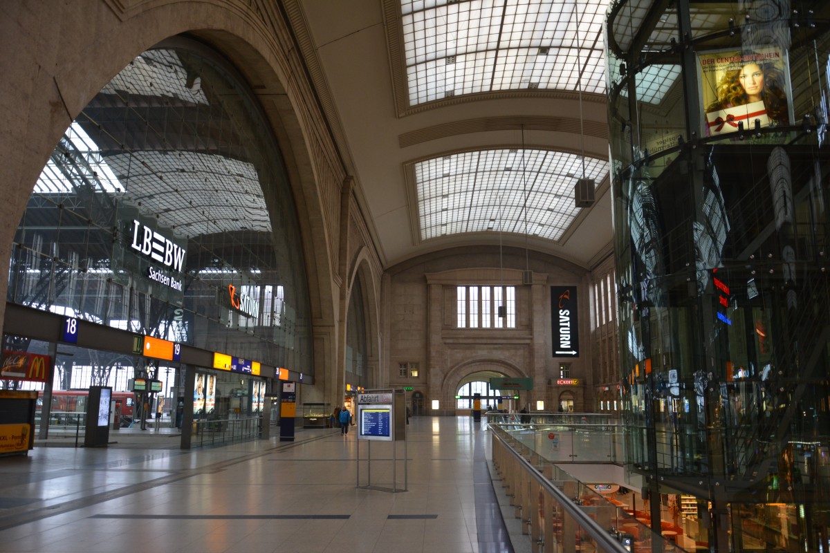 Blick in die Bahnhofshalle Leipzig Hauptbahnhof. 