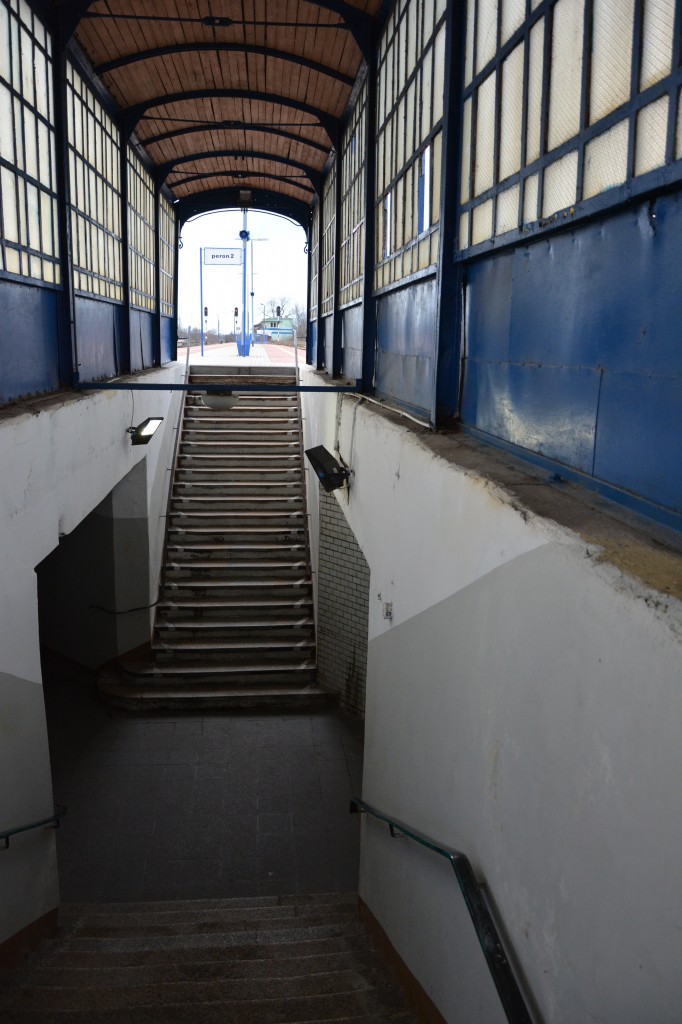 Blick vom Bahnsteig in die Bahnhofsunterführung. 