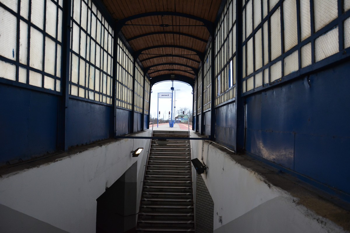 Blick vom Bahnsteig in die Bahnhofsunterführung. 