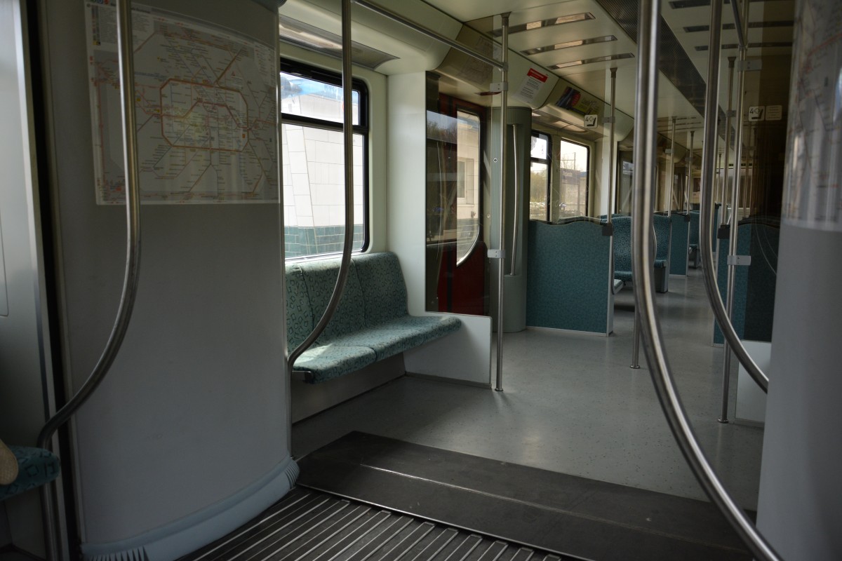 Blick in den Fahrgastraum einer BR 481 der S-Bahn Berlin. Aufgenommen am 12.04.2015.