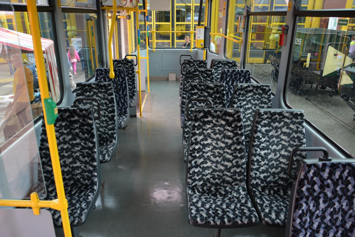 Blick in den Fahrgastraum der KTD4 der BVG. Aufgenommen am 27.06.2015.