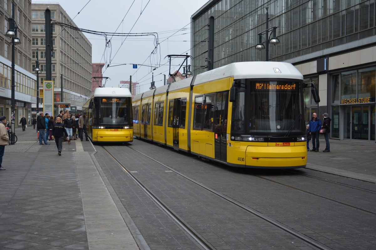 Bombardier Flexity Berlin  4030  ist am 30.10.2014 unterwegs auf der Linie M2. Aufgenommen am S-Bahnhof Alexanderplatz.
