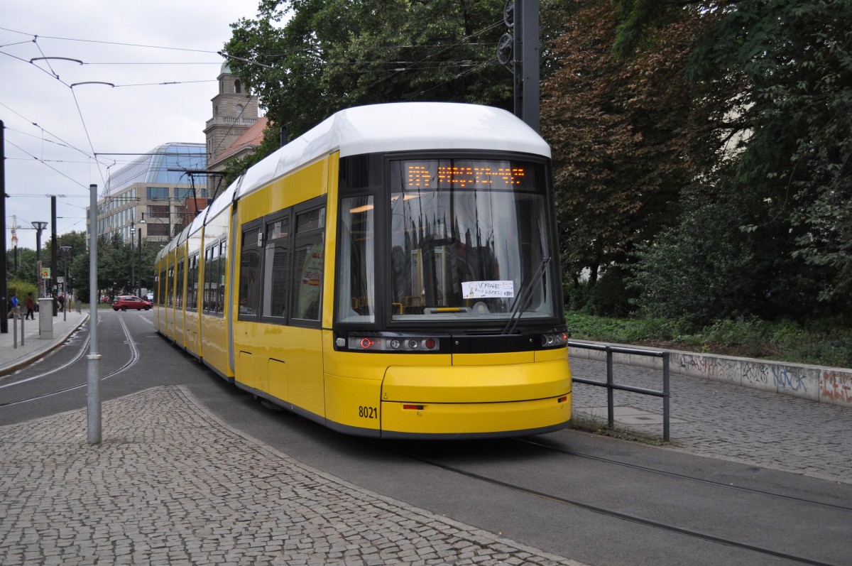 Bombardier Flexity Berlin  8021  ist am 19.08.2013 unterwegs auf der Linie M4. Aufgenommen am S-Bahnhof Hackescher Markt.