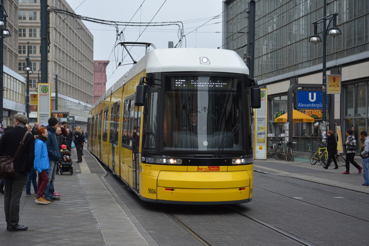Bombardier Flexity Berlin  9004  ist am 30.10.2014 unterwegs auf der Linie M5. Aufgenommen am S-Bahnhof Alexanderplatz.