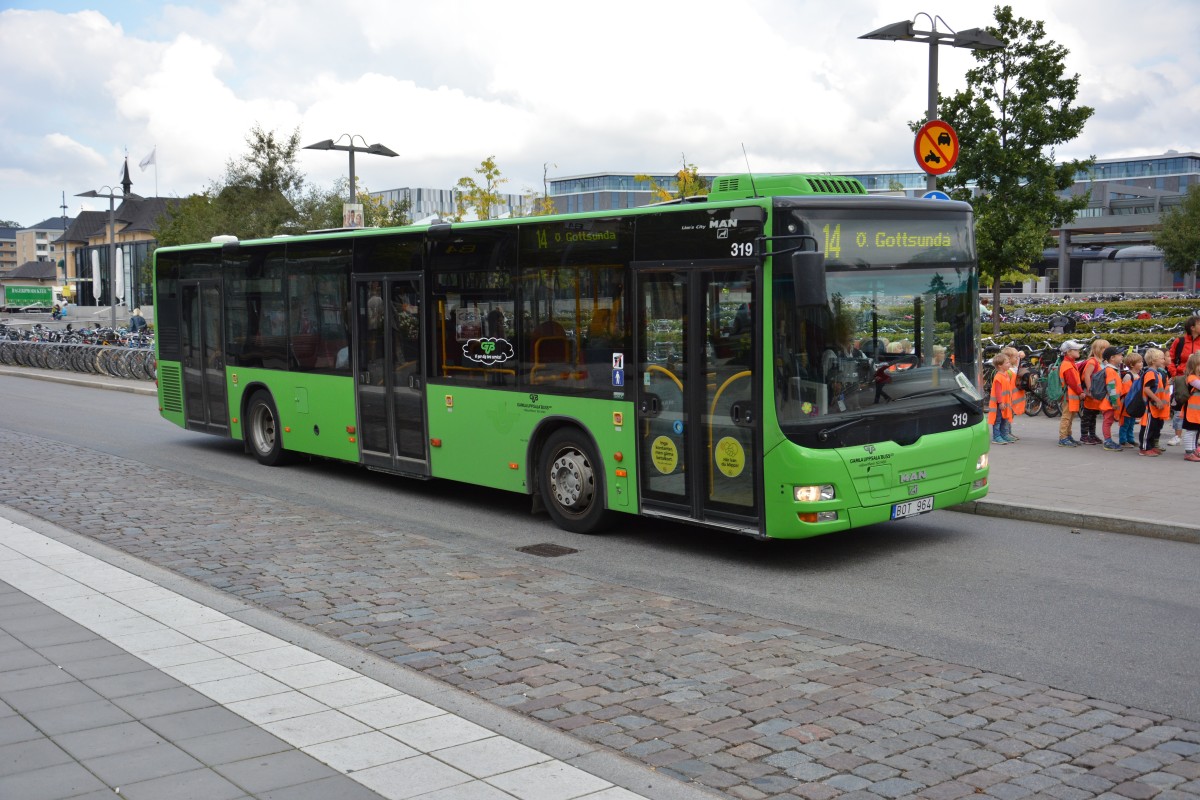 BOT 964 fährt am 10.09.2014 auf der Linie 14 am Hauptbahnhof Uppsala.