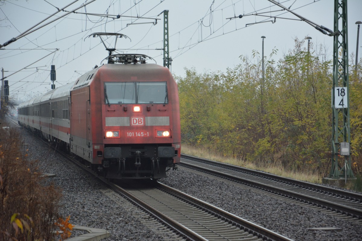 BR 101 (101 145-1) fhrt am 19.11.2014 mit InterCity 2207 nach Mnchen Hauptbahnhof. Aufgenommen bei der Durchfahrt Grobeeren.