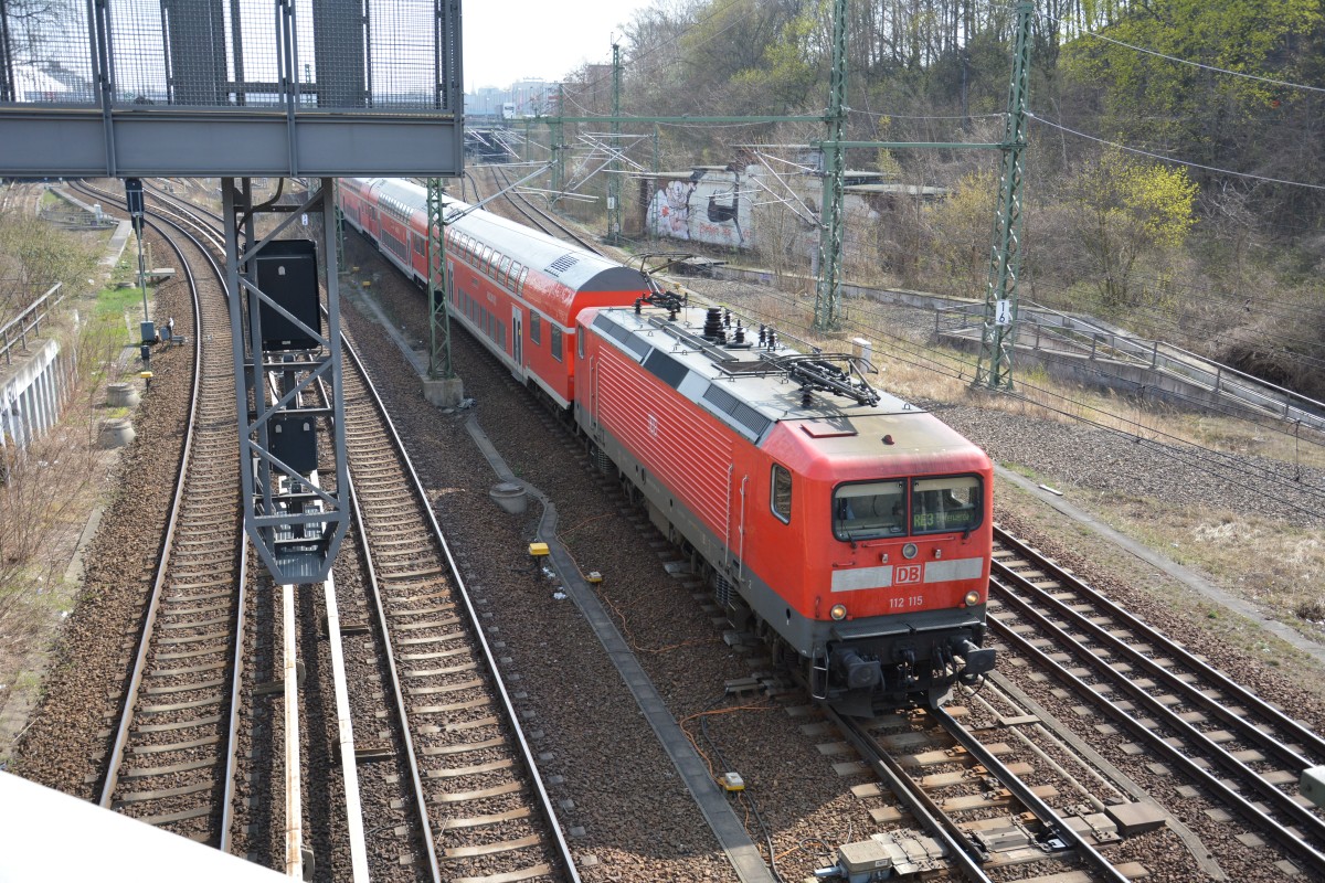 BR 112 (112 115) als RE 18347 nach Wünsdorf-Waldstadt. Aufgenommen am 11.04.2015 bei der Ausfahrt Berlin Gesundbrunnen. Nächster Halt : Berlin Hauptbahnhof (Tief).