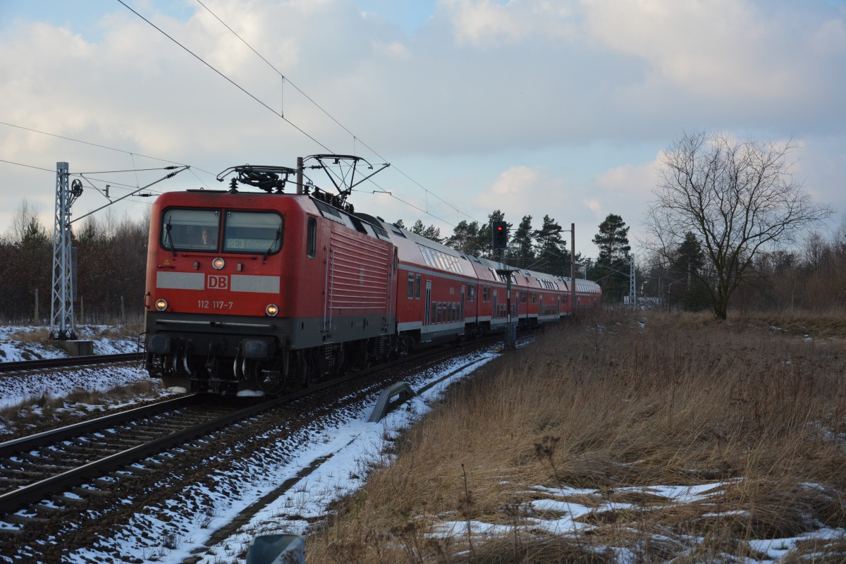 BR 112 (112 117-7) zieht den RE 18313 nach Elsterwerda. Aufgenommen  Groe Kurve  bei Grobeeren, 05.02.2015.