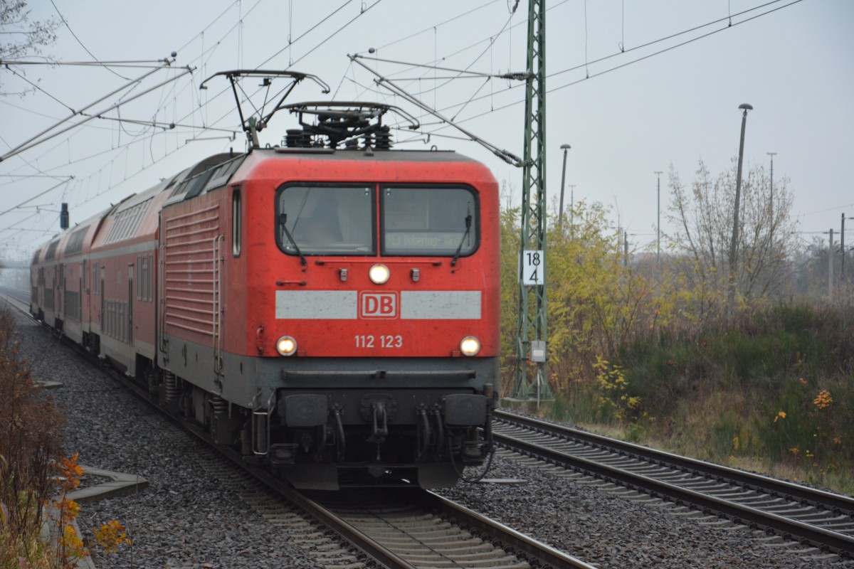 BR 112 (112 123) fhrt auf der RE 3 nach Doberlug-Kirchhain. Aufgenommen am 19.11.2014 bei der Durchfahrt Grobeeren.