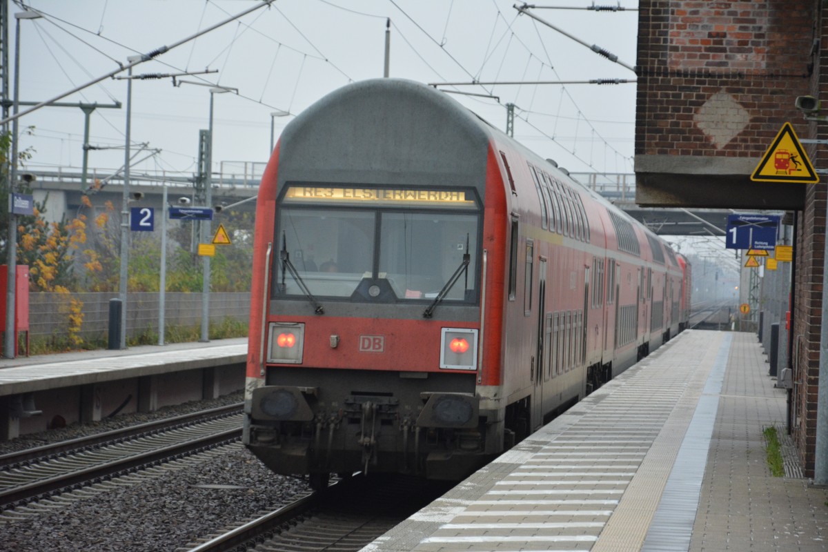 BR 112 (112 123) fhrt auf der RE 3 nach Doberlug-Kirchhain. Aufgenommen am 19.11.2014 bei der Durchfahrt Grobeeren.