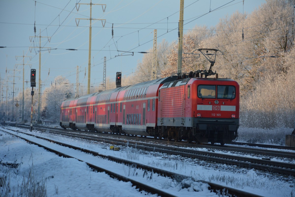 BR 112 (112 165) bei der Durchfahrt Diedersdorf am 27.12.2014. Aufgenommen wurde der RE 3 (18346) auf dem Weg von Wnsdorf-Waldstadt nach Schwedt (Oder).