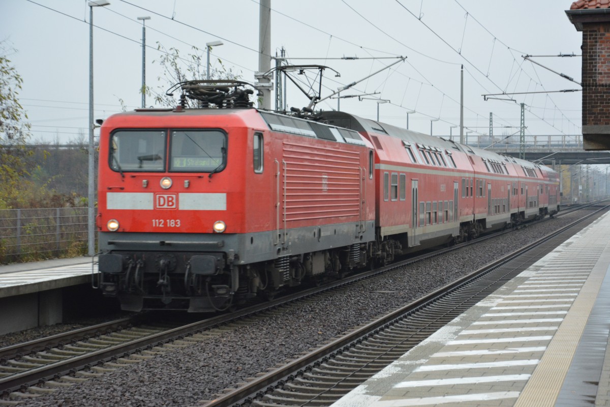 BR 112 (112 183) auf der Fahrt nach Stralsund (RE 3 (18314)). Aufgenommen am 19.11.2014 bei der Durchfahrt Grobeeren.