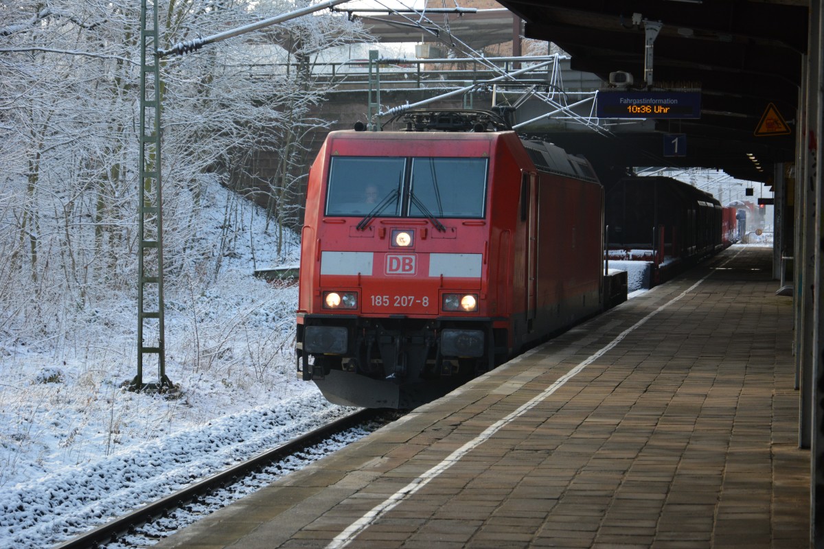 BR 185 (185 207-8) bei der Durchfahrt Potsdam Pirschheide unterer Bahnhof Fotografiert. Aufgenommen am 31.01.2015.