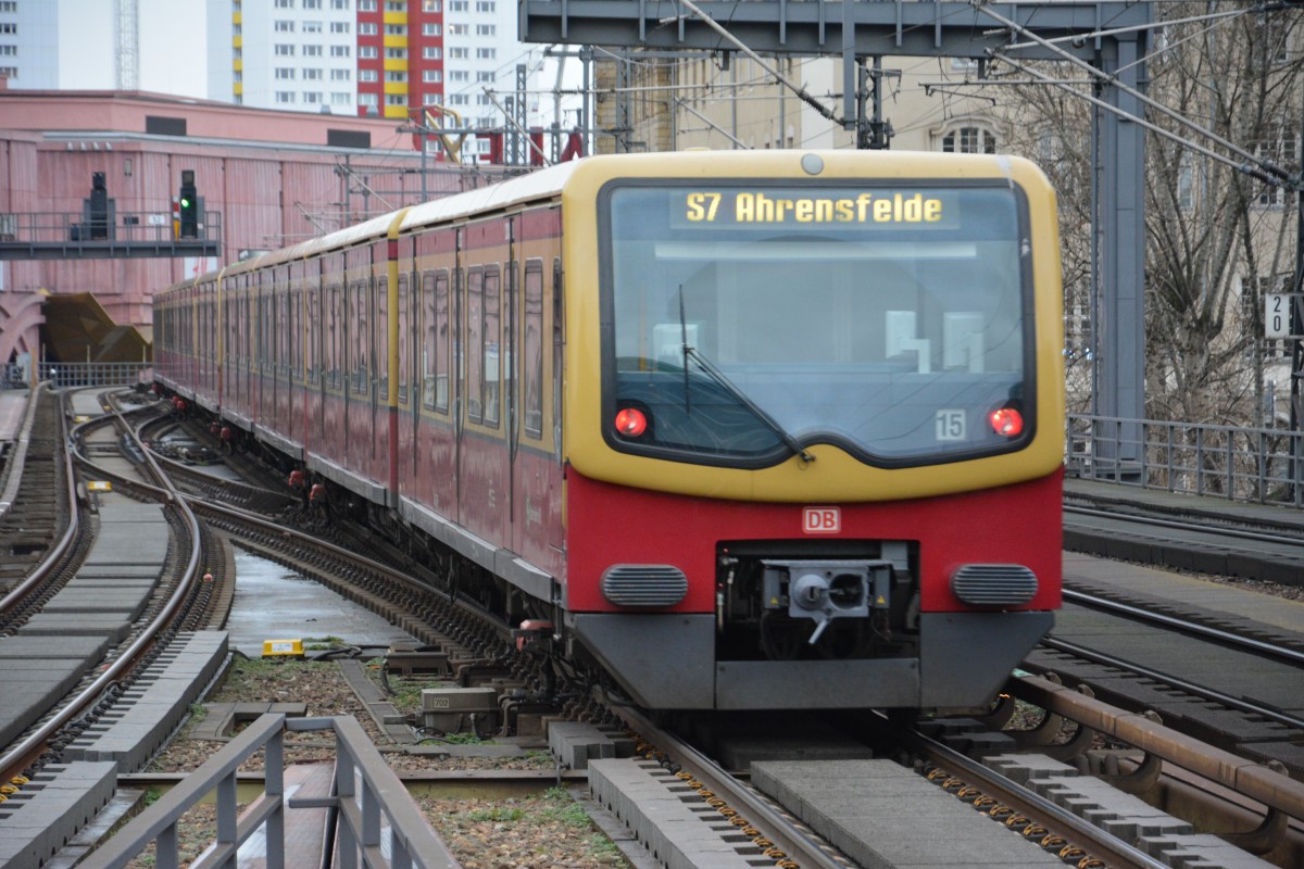 BR 481 auf der Linie S7 nach Ahrensfelde. Aufgenommen am 24.12.2014 zwischen Berlin Alexanderplatz und Berlin Jannowitzbrücke.