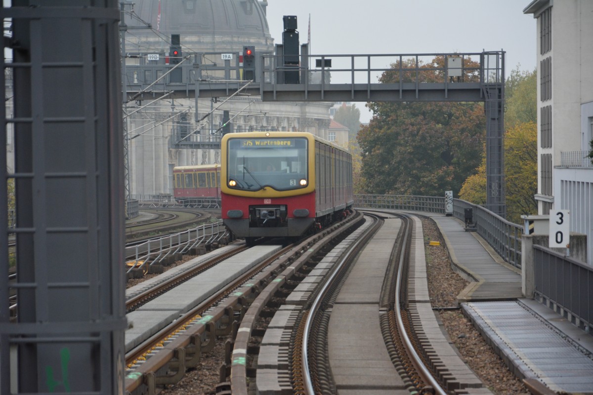 BR 481 der S-Bahn Berlin auf der Linie S 75 nach Wartenberg. Aufgenommen am 30.10.2014, Berlin Alexanderplatz. 