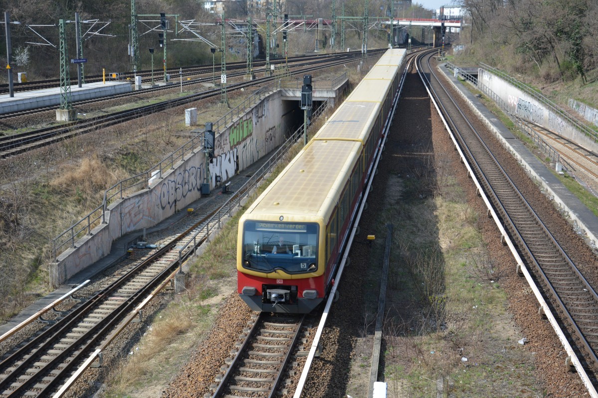 BR 481 der S-Bahn Berlin fährt am 11.04.2015 auf der Linie S 45 nach Birkenwerder. Aufgenommen bei der Einfahrt in den S-Bahnhof Berlin Gesundbrunnen. 