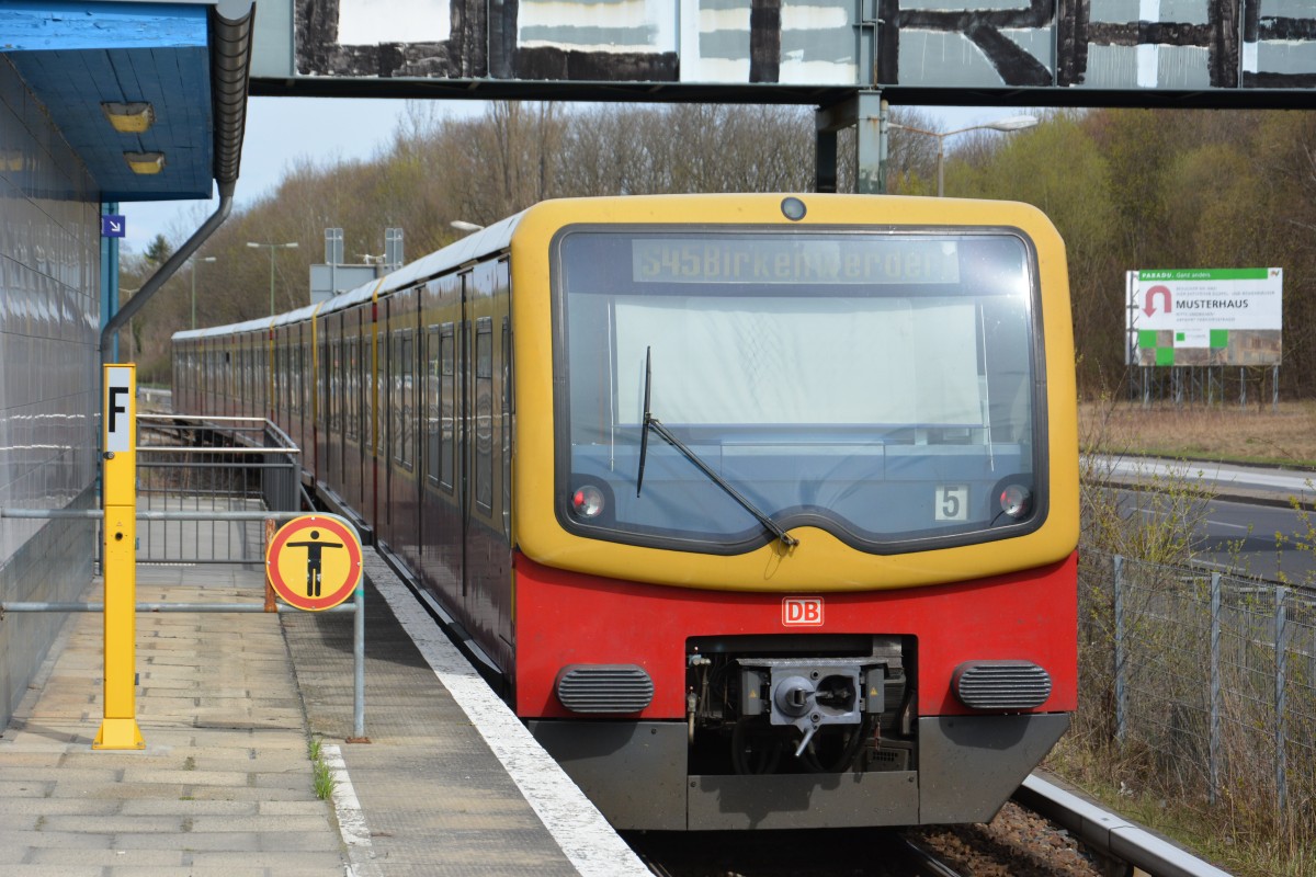 BR 481 der S-Bahn Berlin fährt am 12.04.2015 auf der Linie S 45 nach Birkenwerder. Aufgenommen am S-Bahnhof Altglienicke.